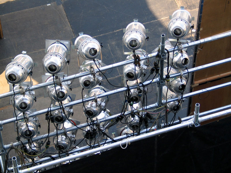 Nahaufnahme professioneller Bühnenscheinwerfer und Lichttechnik