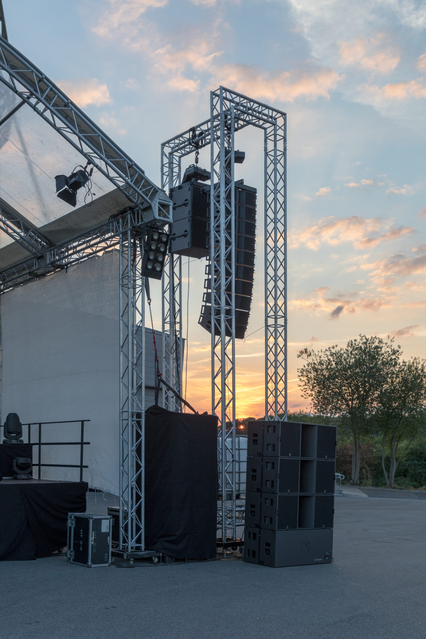 Open-Air-Bühne mit professioneller Licht- und Tontechnik bei Nacht