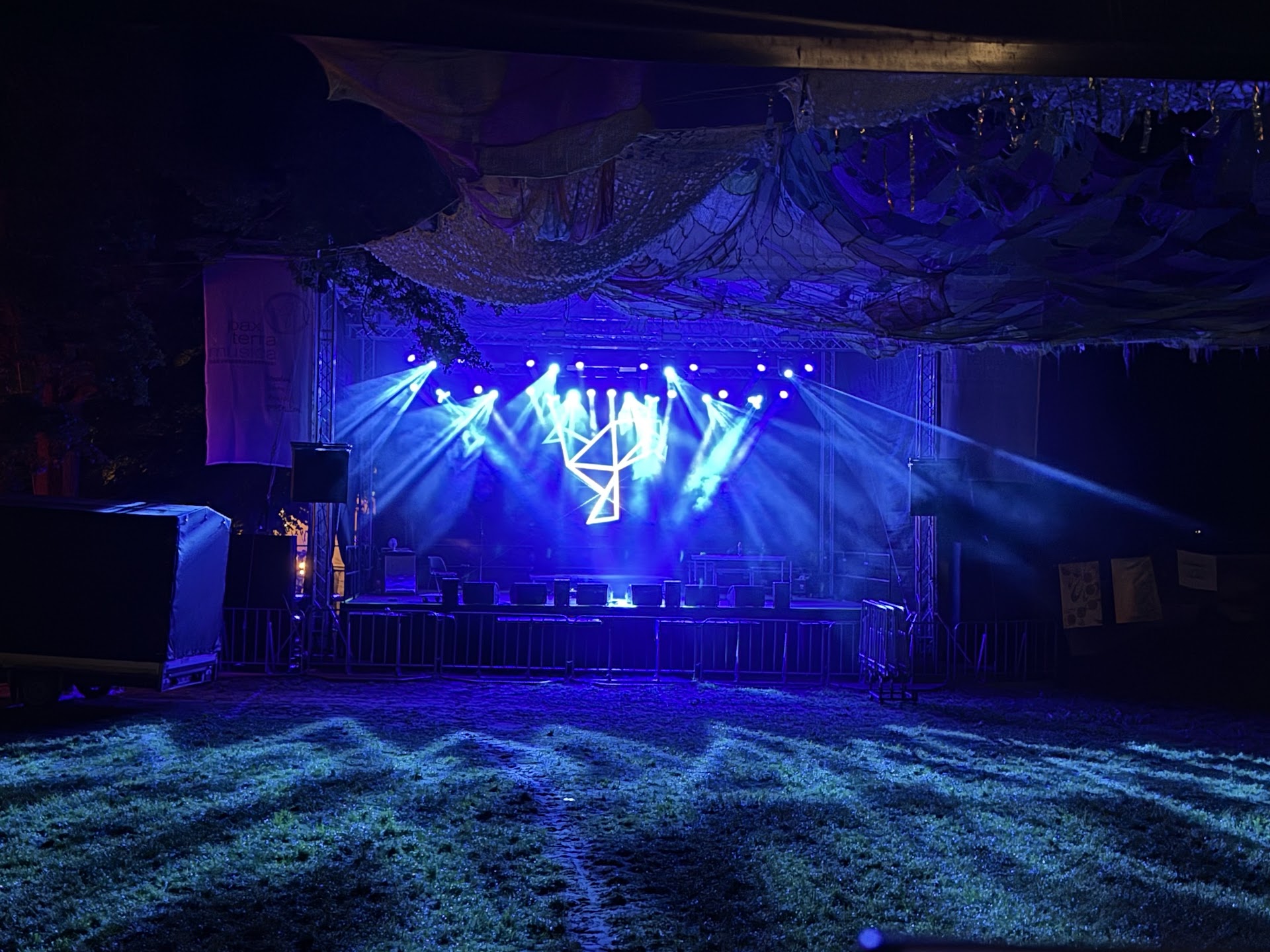 Open-Air-Bühne mit professioneller Licht- und Tontechnik bei Nacht